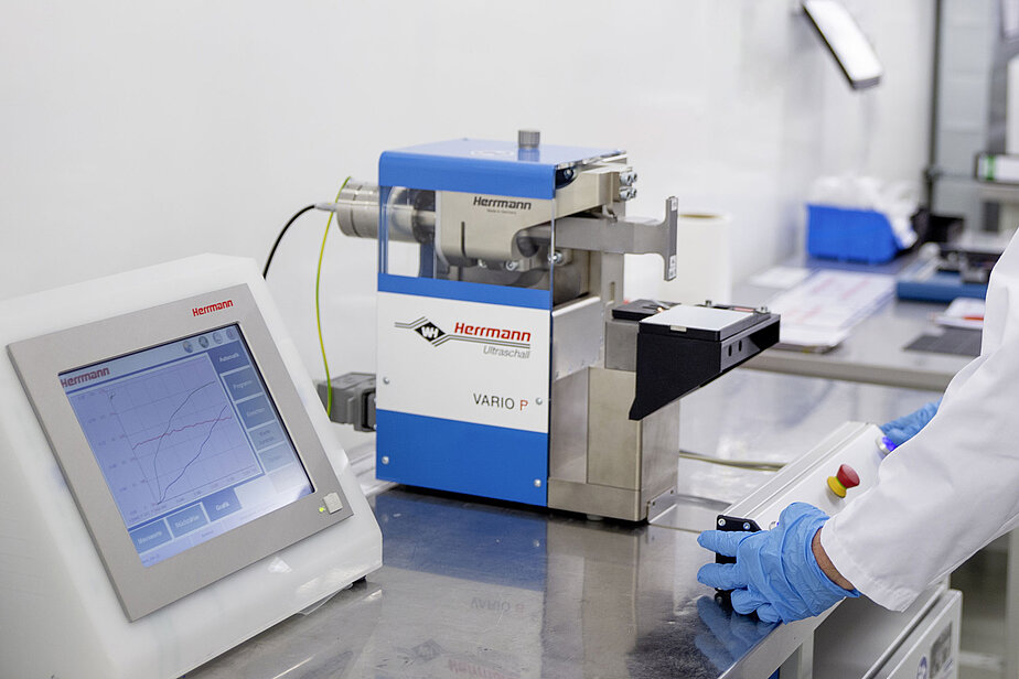 Handarbeitsplatz mit HiS VARIO P 35 und Steuerdisplay in Laborumgebung