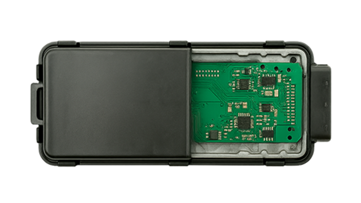Módulo electrónico con tapa semiabierta y placa visible