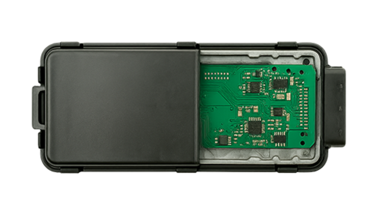 Módulo electrónico con tapa semiabierta y placa visible