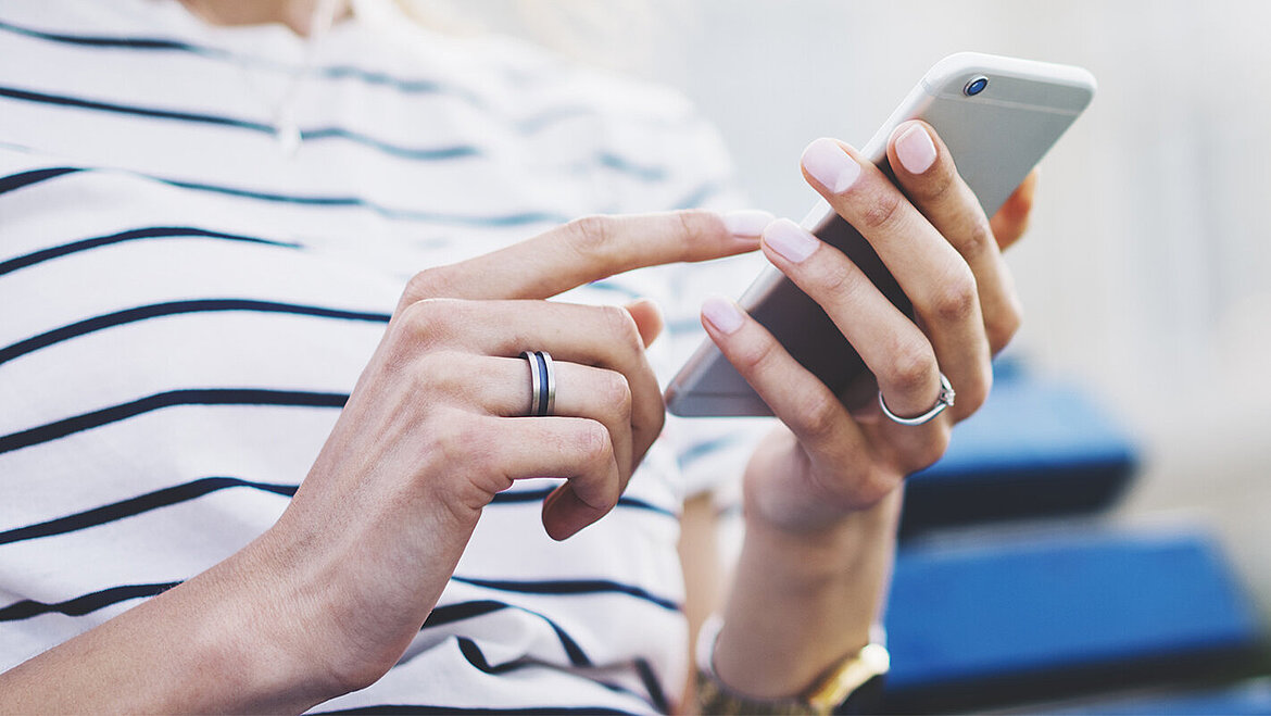 Person mit Smartphone in der Hand