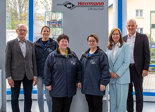 Astrid and Thomas Herrmann presenting the donation to employees of the social services center