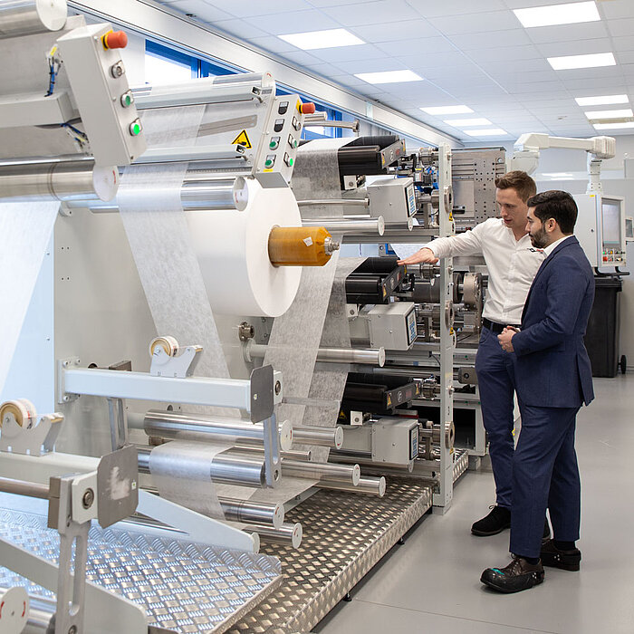 I dipendenti di Herrmann Ultrasuoni nel laboratorio di nontessuti, durante un'applicazione di saldatura