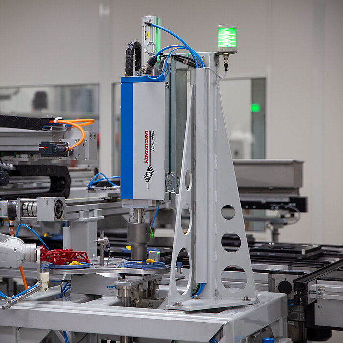 Sistema integrado de soldadura por ultrasonidos en una línea de producción de dispositivos médicos